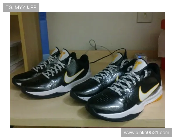 杜克大学女篮发布经典白蓝配色Kobe3LowPE专属球鞋引发热议